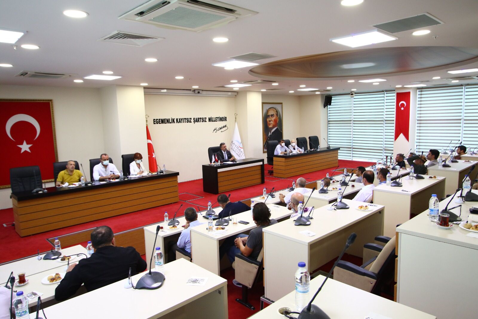 SANDAL, KENTSEL DÖNÜŞÜM SÜRECİNDE MÜTEAHHİTLERLE BULUŞTU. BAŞKAN SANDAL, "GELİN BU YARAYI EL BİRLİĞİYLE SARALIM"