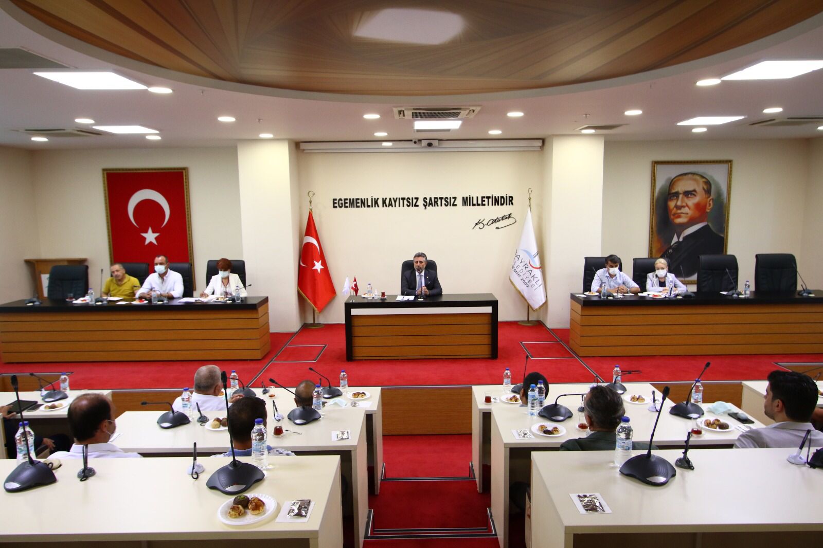 SANDAL, KENTSEL DÖNÜŞÜM SÜRECİNDE MÜTEAHHİTLERLE BULUŞTU. BAŞKAN SANDAL, "GELİN BU YARAYI EL BİRLİĞİYLE SARALIM"