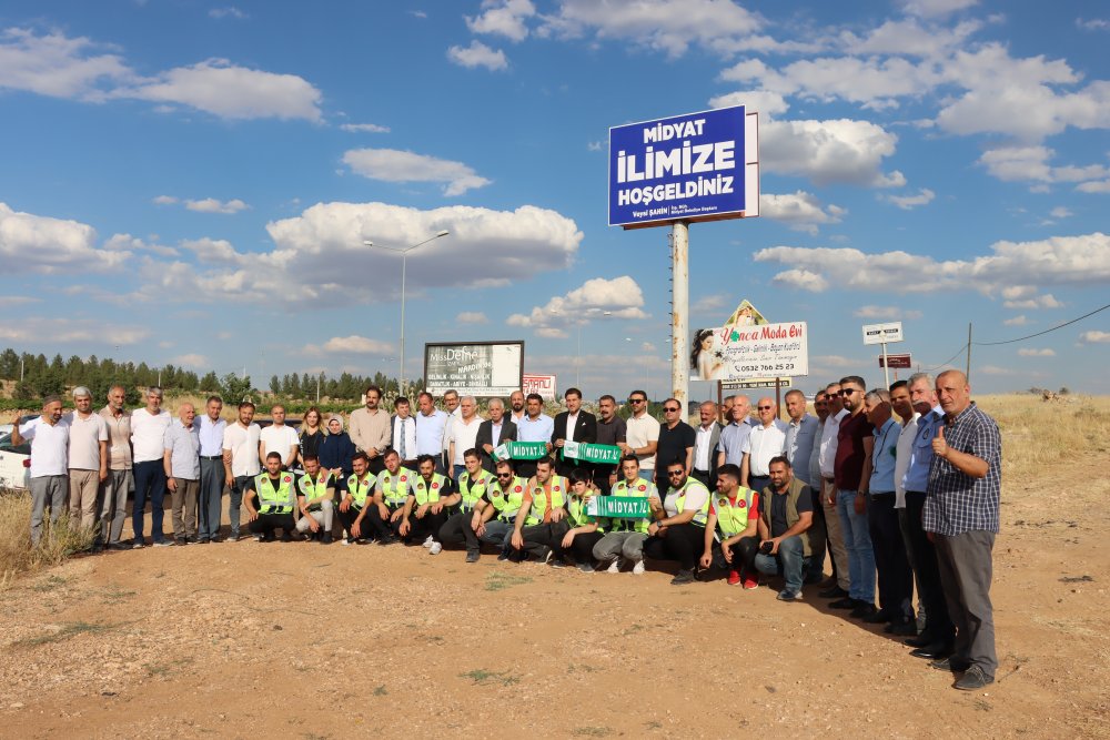 İl olmayı bekleyen ilçede 'İlimize hoş geldiniz' tabelası asıldı