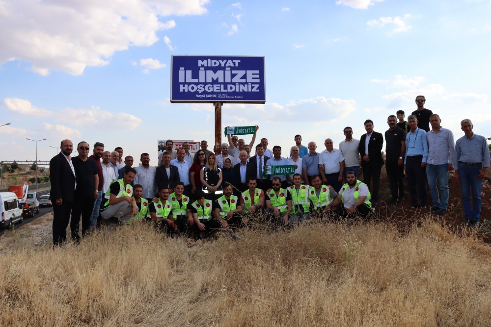 İl olmayı bekleyen ilçede 'İlimize hoş geldiniz' tabelası asıldı