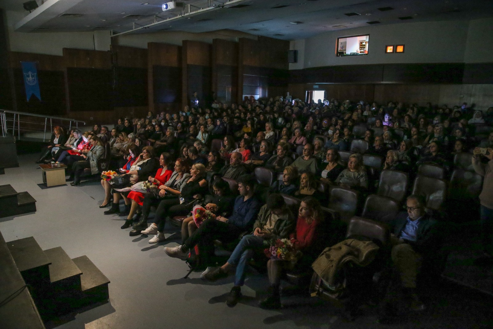 Kadın yazarlar ödüllerine kavuştu