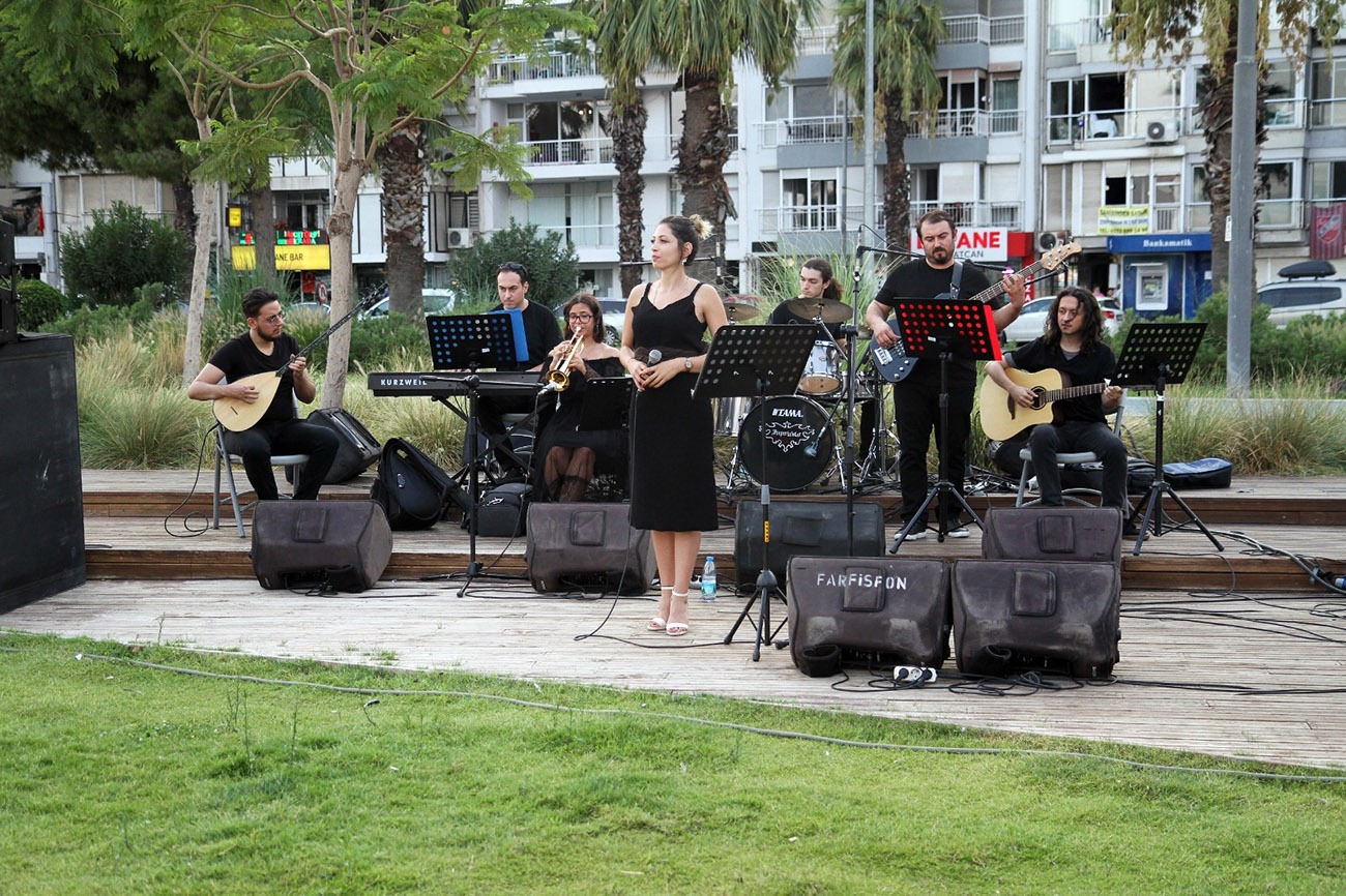 Karşıyaka’da açık havada müzik şöleni başladı