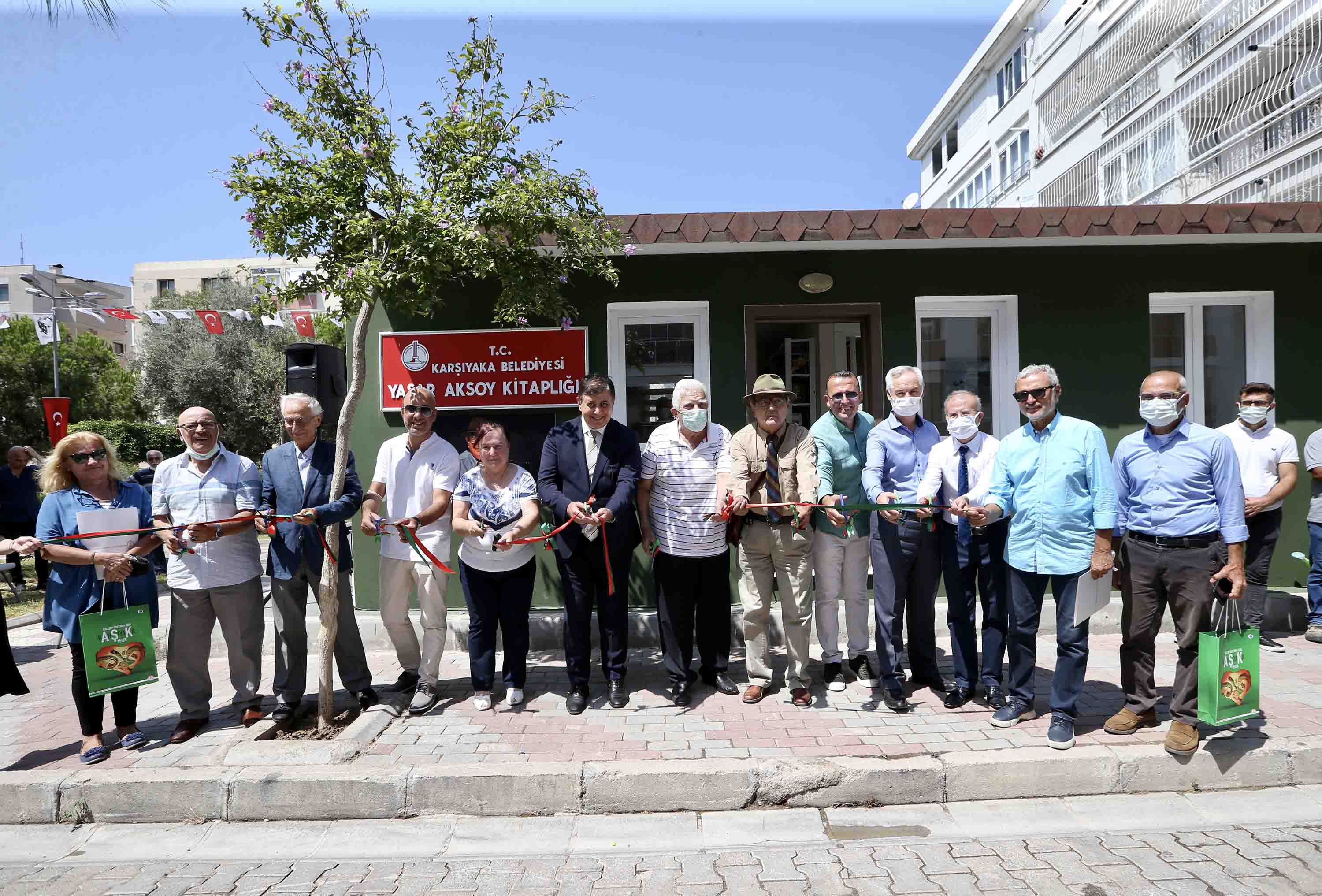 Karşıyaka'ya Yaşar Aksoy Kitaplığı