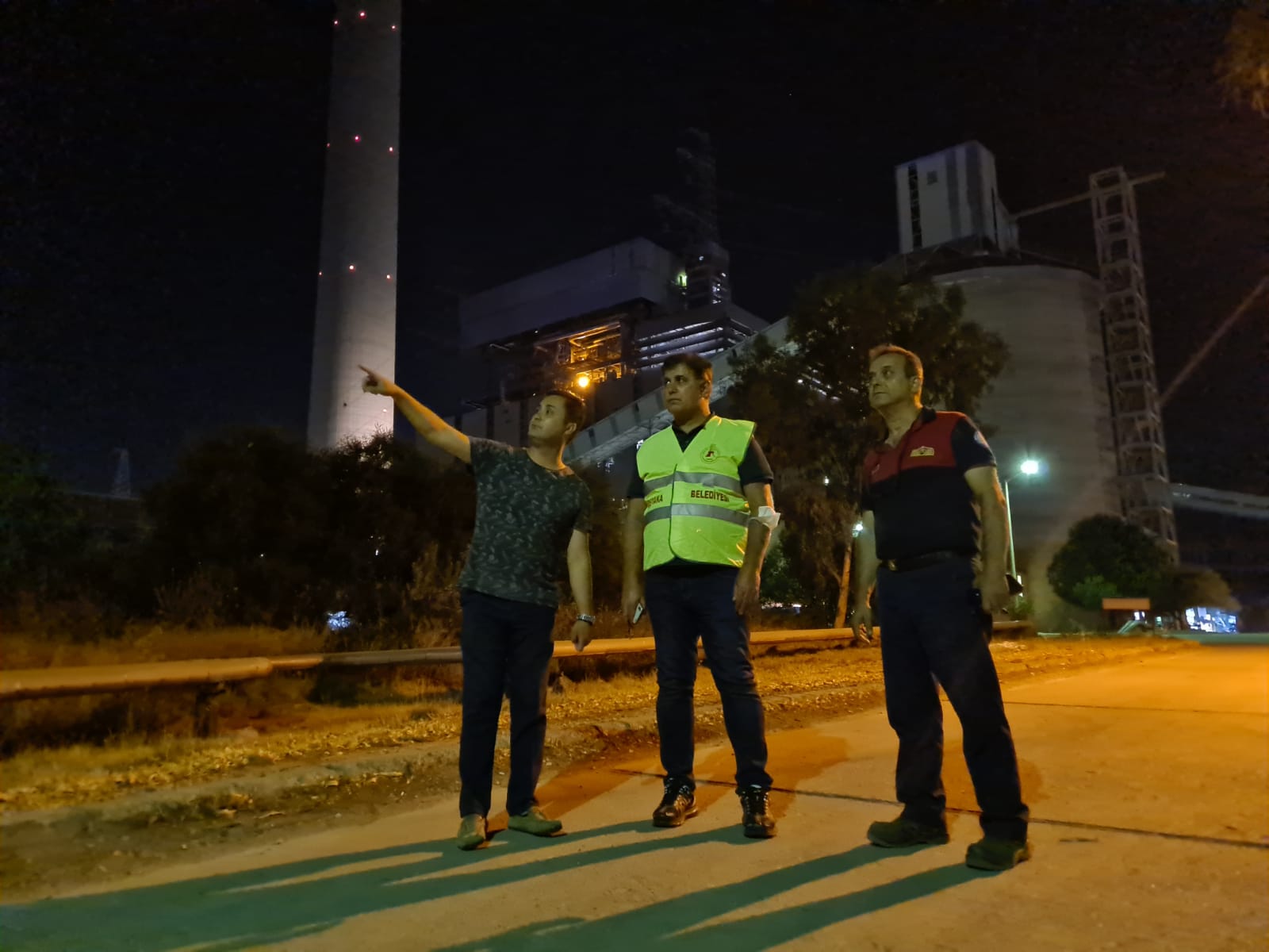 Karşıyaka Belediyesi dayanışma için yangın bölgesinde