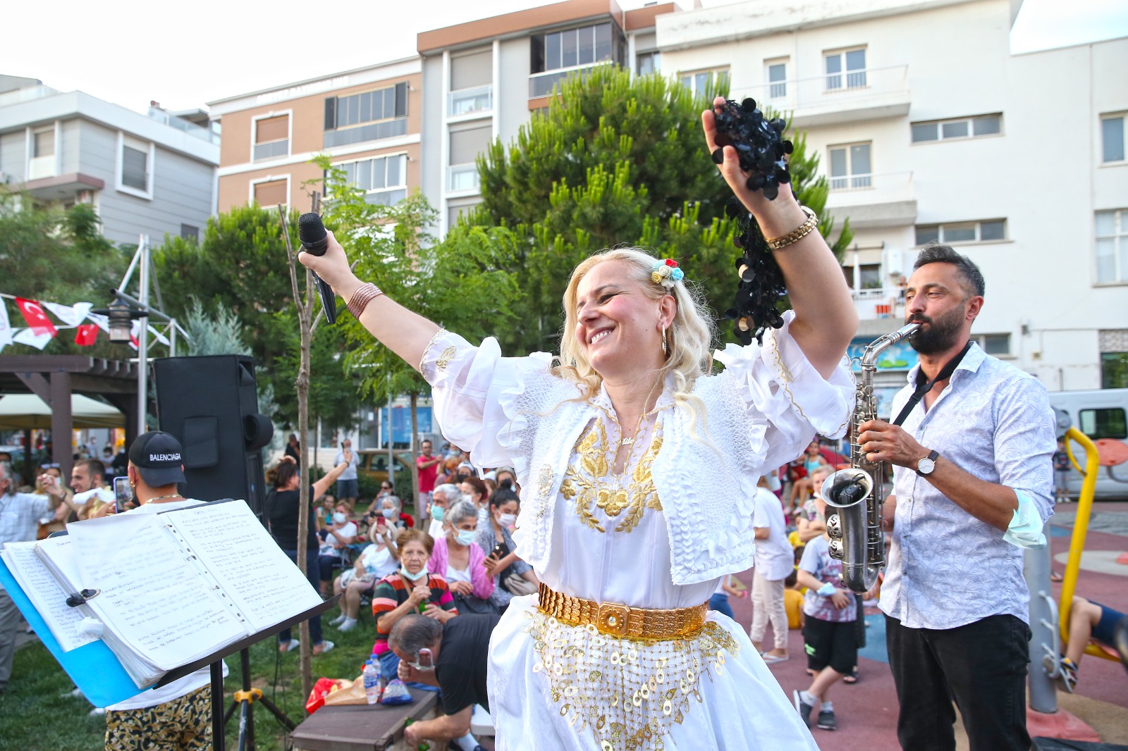 “Sen de Gel” coşkusu, iki mahalleyi sardı