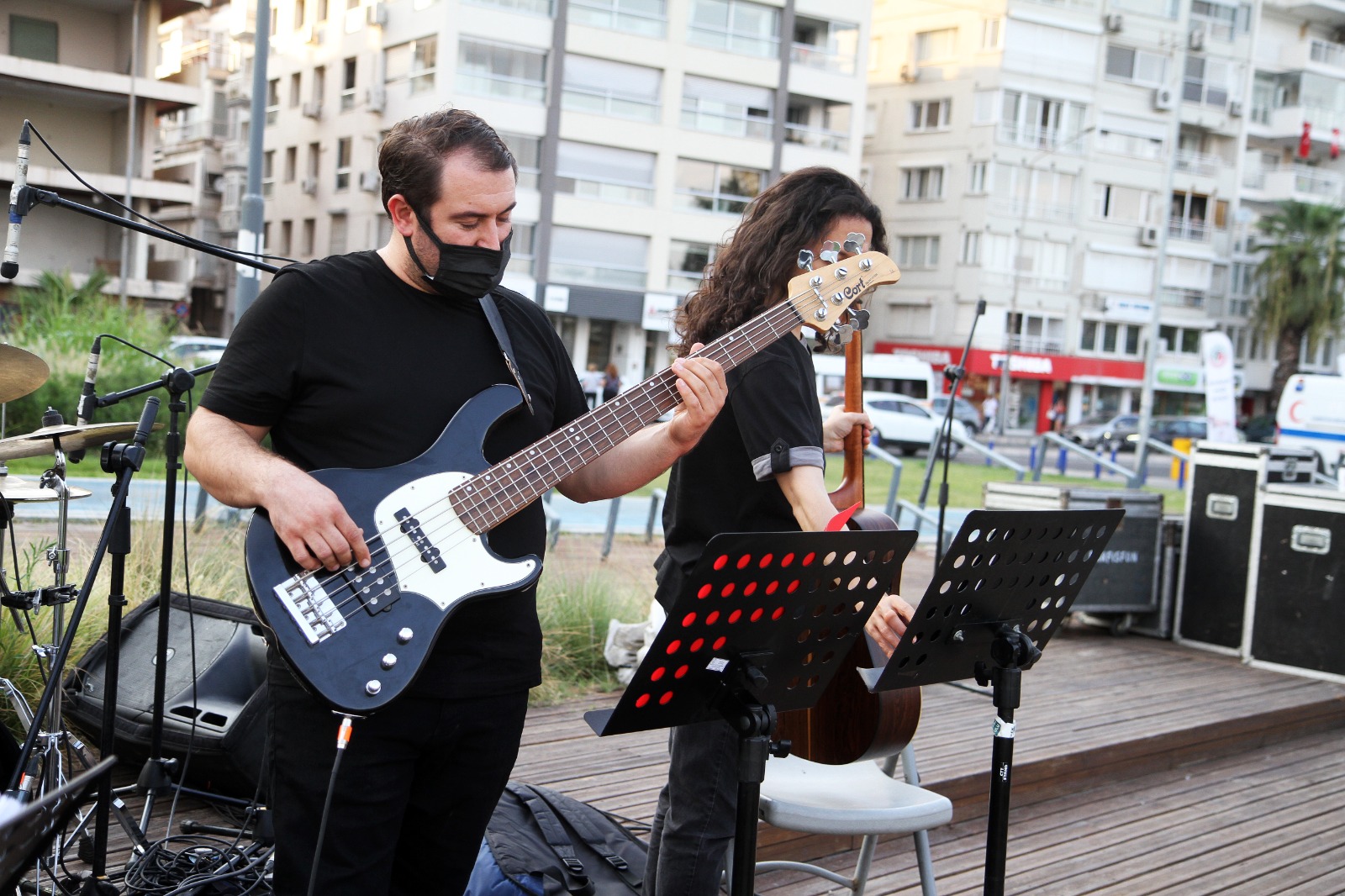 Karşıyaka’da açık havada müzik şöleni başladı