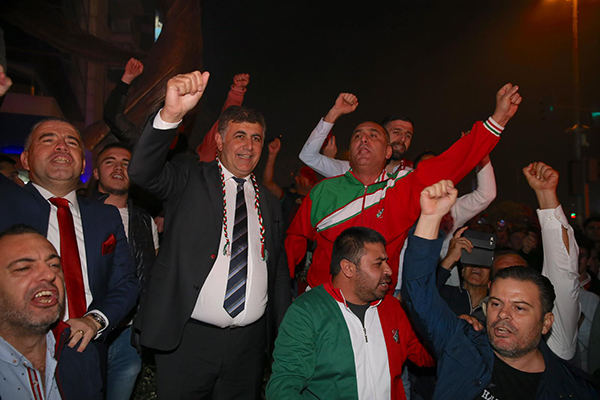 Yer, gök yeşil kırmızı