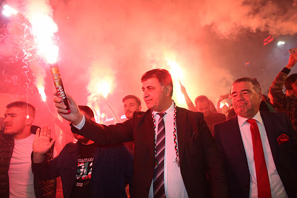 Yer, gök yeşil kırmızı