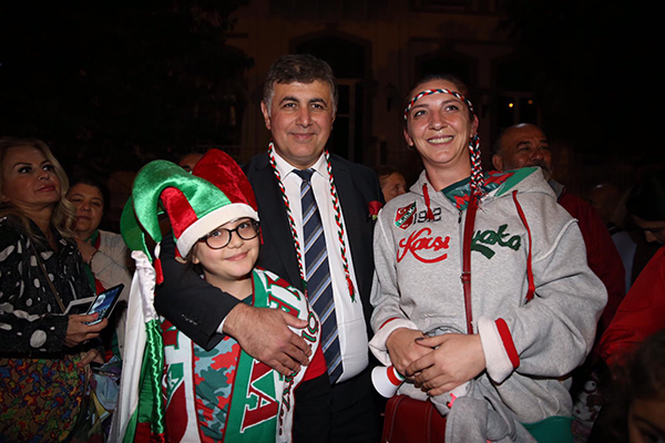 Yer, gök yeşil kırmızı