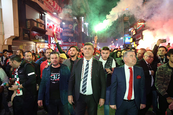 Yer, gök yeşil kırmızı