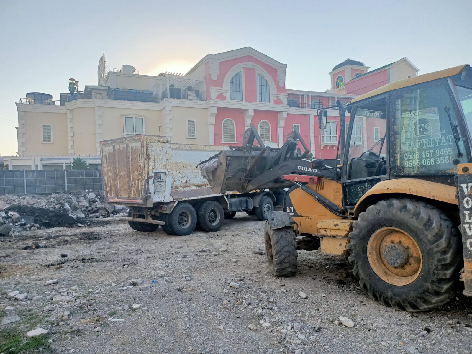 Moloz dökümünü iz süren zabıta engelledi