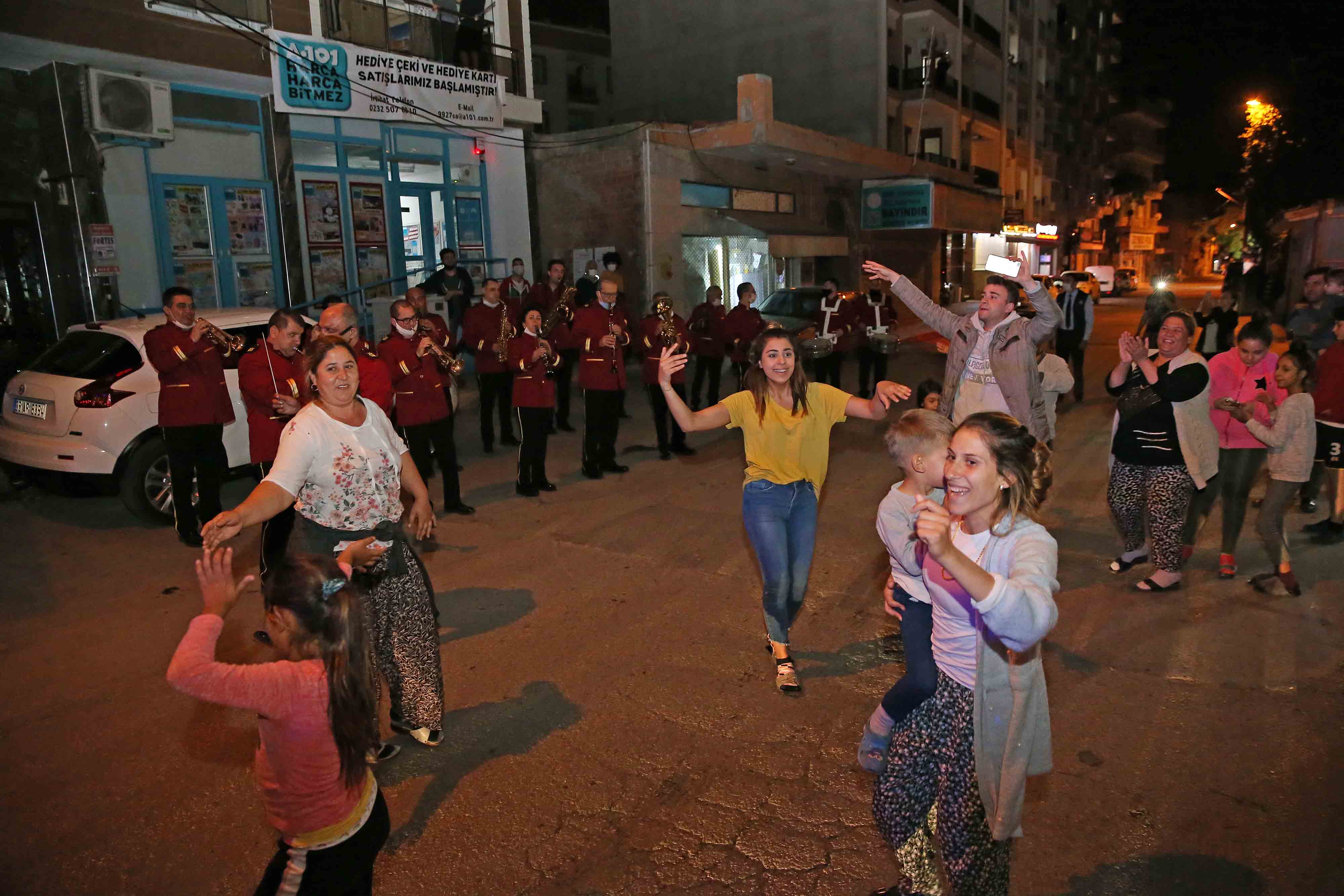 Karşıyaka’da bandolu hıdırellez coşkusu