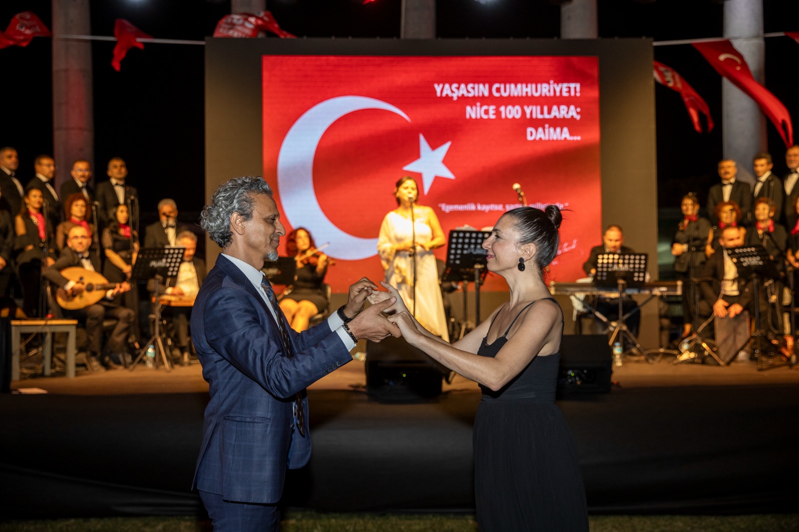 Konak 100. yıl gururunu tarihi Agora'da düzenlenen konserle yaşadı