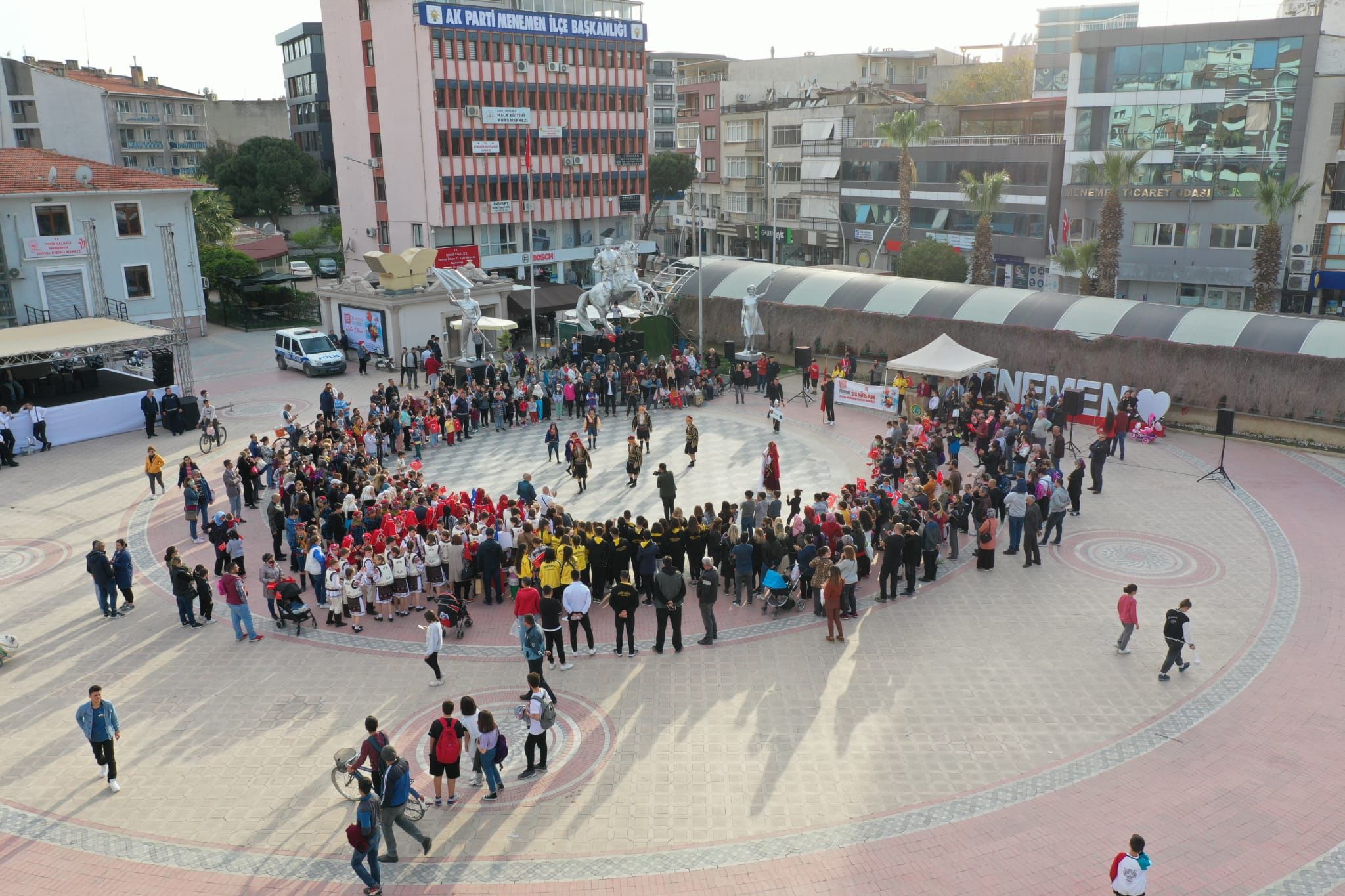 Menemen'de 23 Nisan kutlamaları renkli kortejle başladı