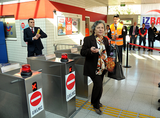 İZBAN’IN 500 MİLYONUNCU YOLCUSU  GÜLSER HANIM OLDU