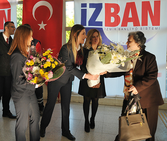 İZBAN’IN 500 MİLYONUNCU YOLCUSU  GÜLSER HANIM OLDU