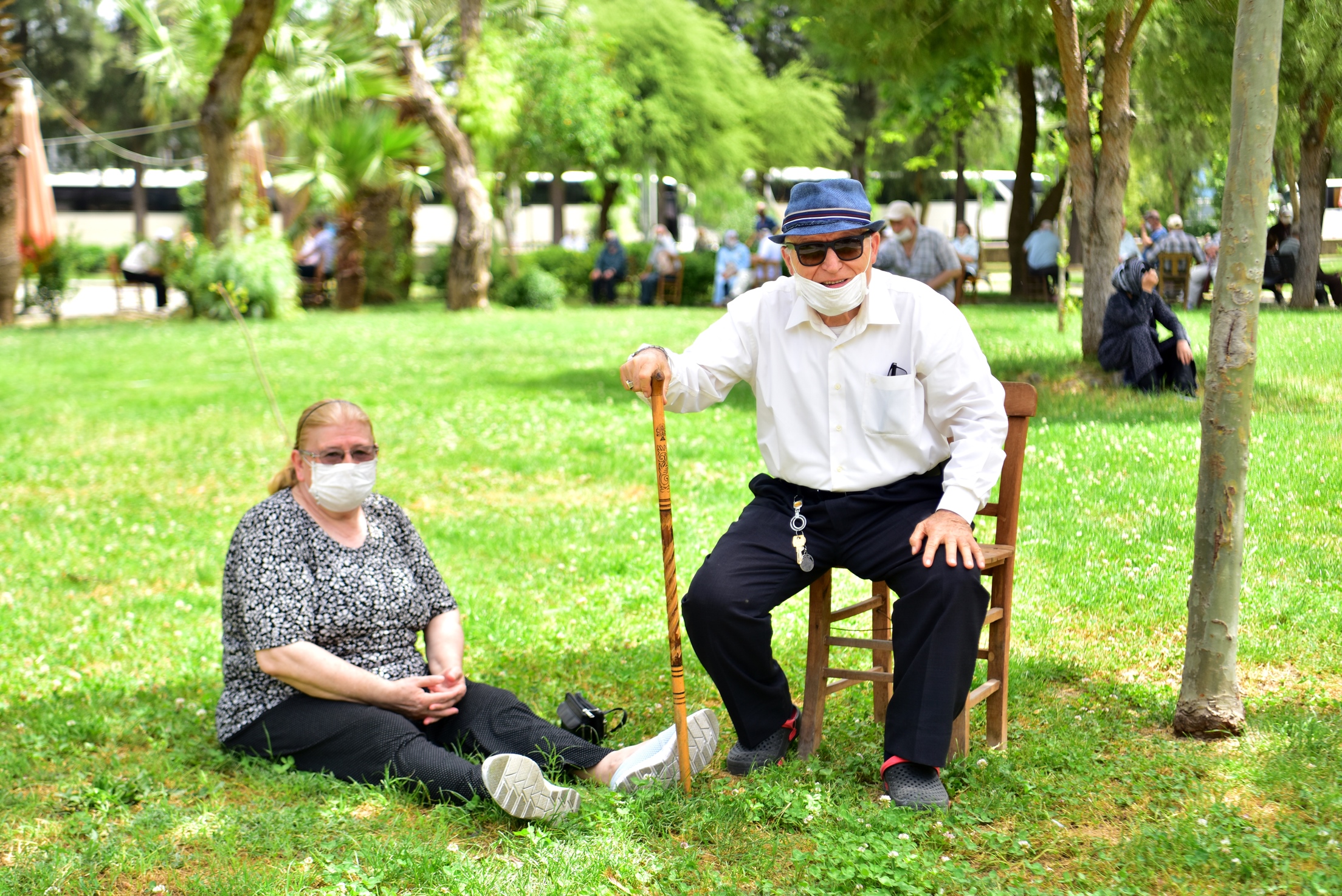 Bornova'da 65 yaşüstü vatandaşlara  çiçek ve maske sürprizi
