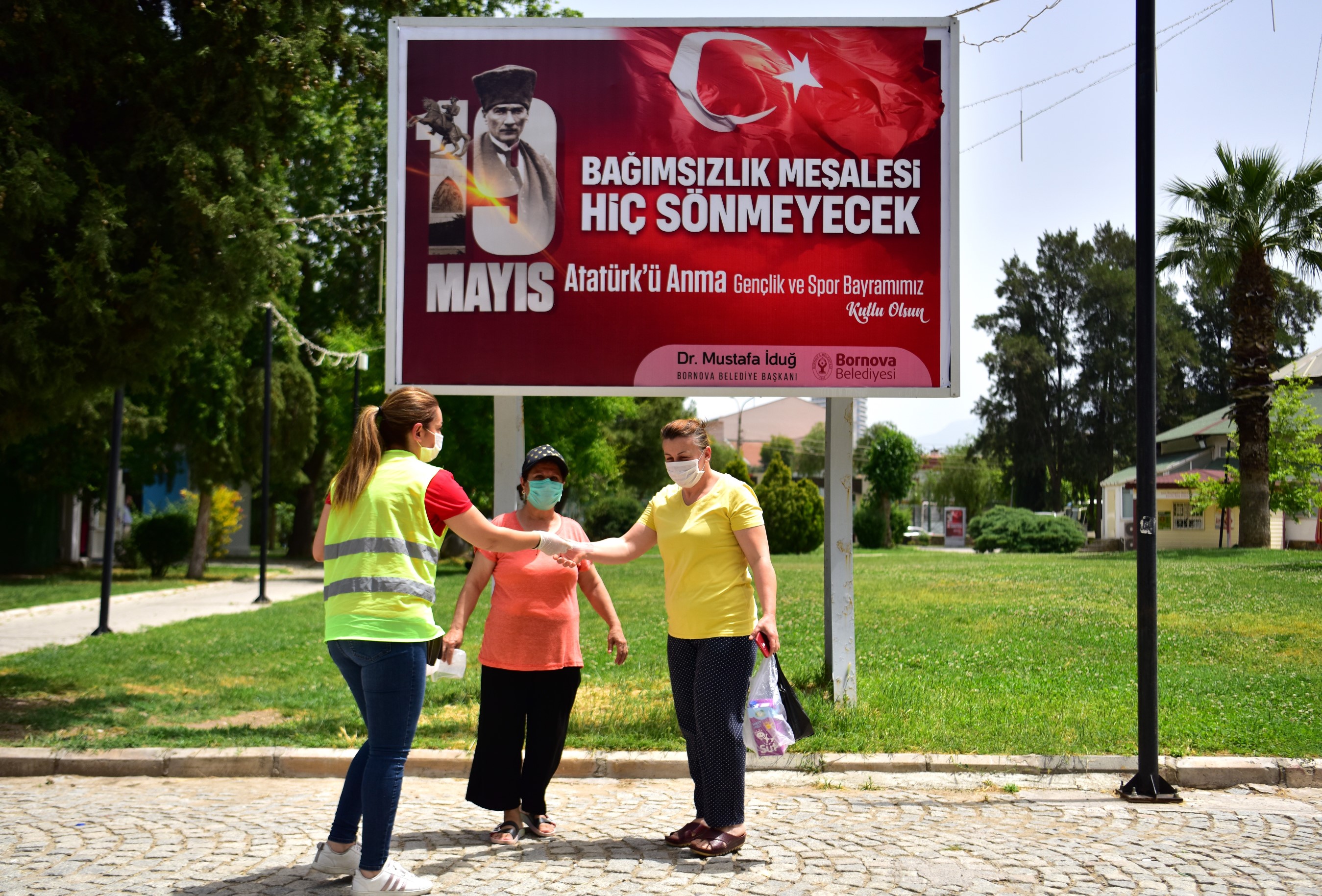 Bornova'da 65 yaşüstü vatandaşlara  çiçek ve maske sürprizi