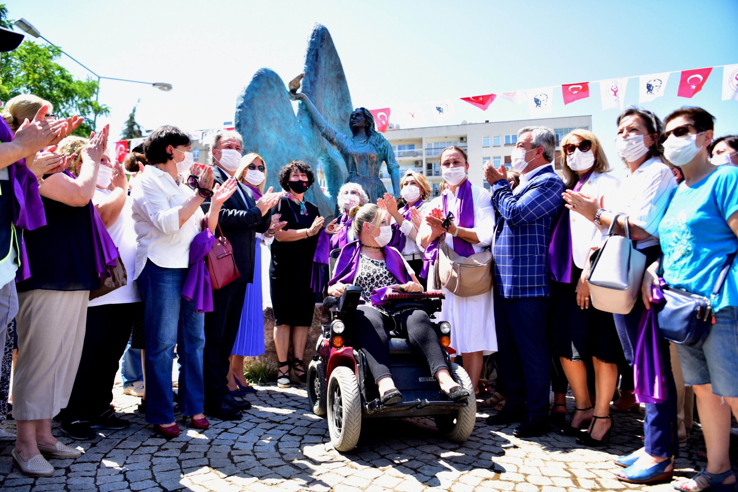 Bornova Belediyesi’nden anlamlı açılış...  Katledilen tüm kadınlar anısına...