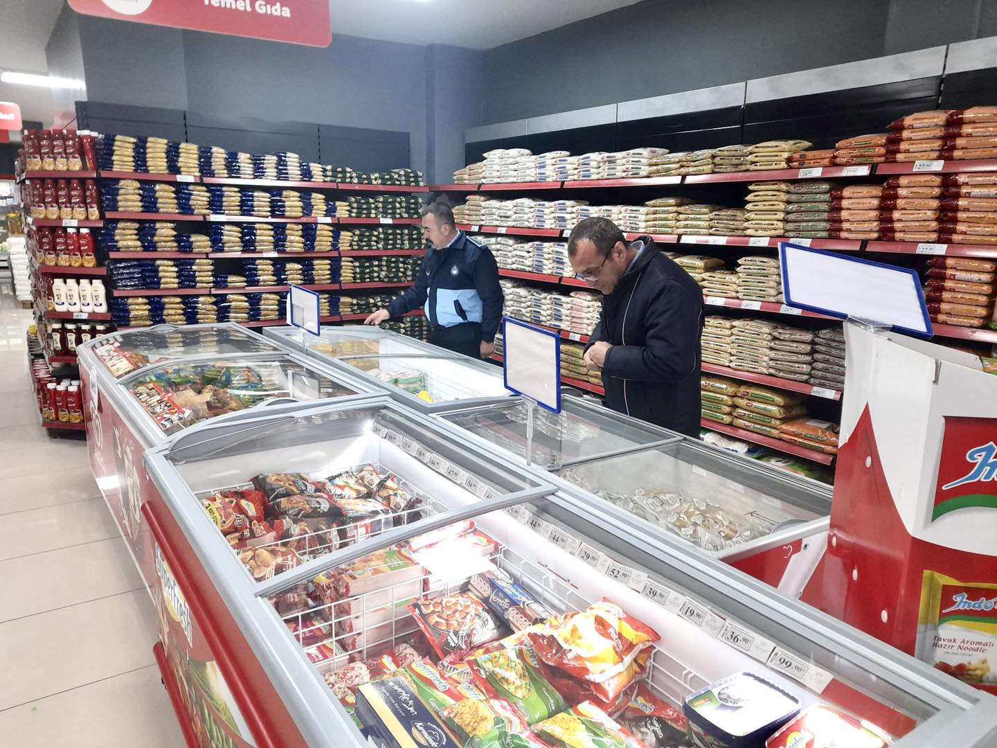 Midyat’ta zabıtadan market denetimi