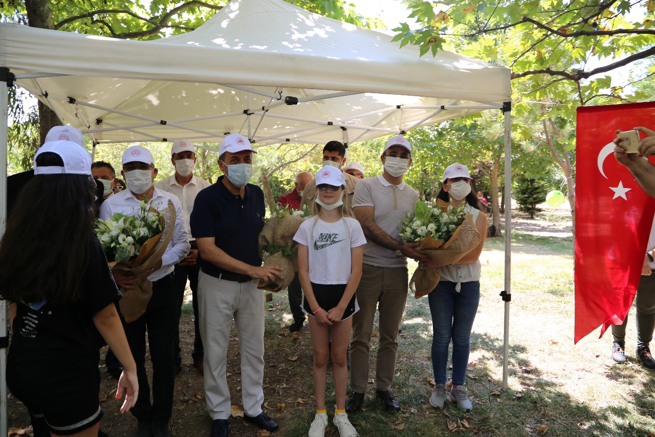 Öğrenciler, İnciraltı Kent Ormanı'nda ‘Telafide Ben de Varım’ Dedi.