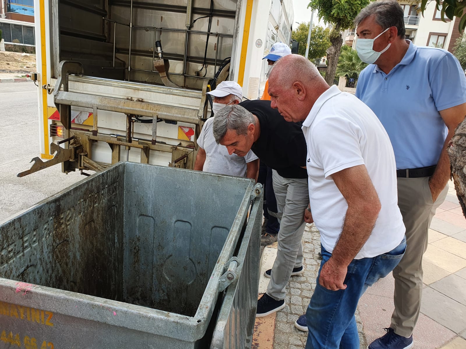 KEMALPAŞA’DA ÇÖP KONTEYNERLERİ DEZENFEKTE EDİLİYOR