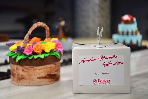 Elleriyle yaptı, elleriyle götürdü