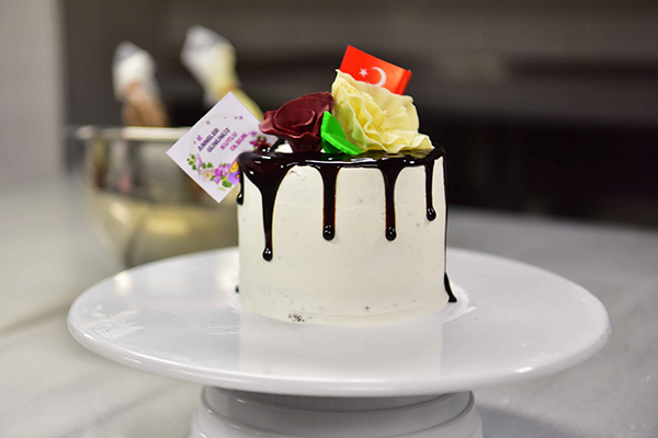 Elleriyle yaptı, elleriyle götürdü