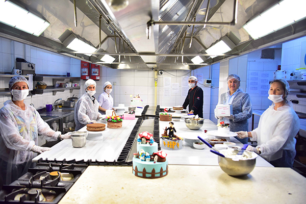 Elleriyle yaptı, elleriyle götürdü