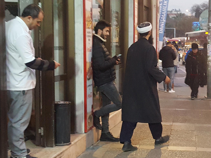 İzmir sokaklarında 'cübbeli sarıklı' sürprizi