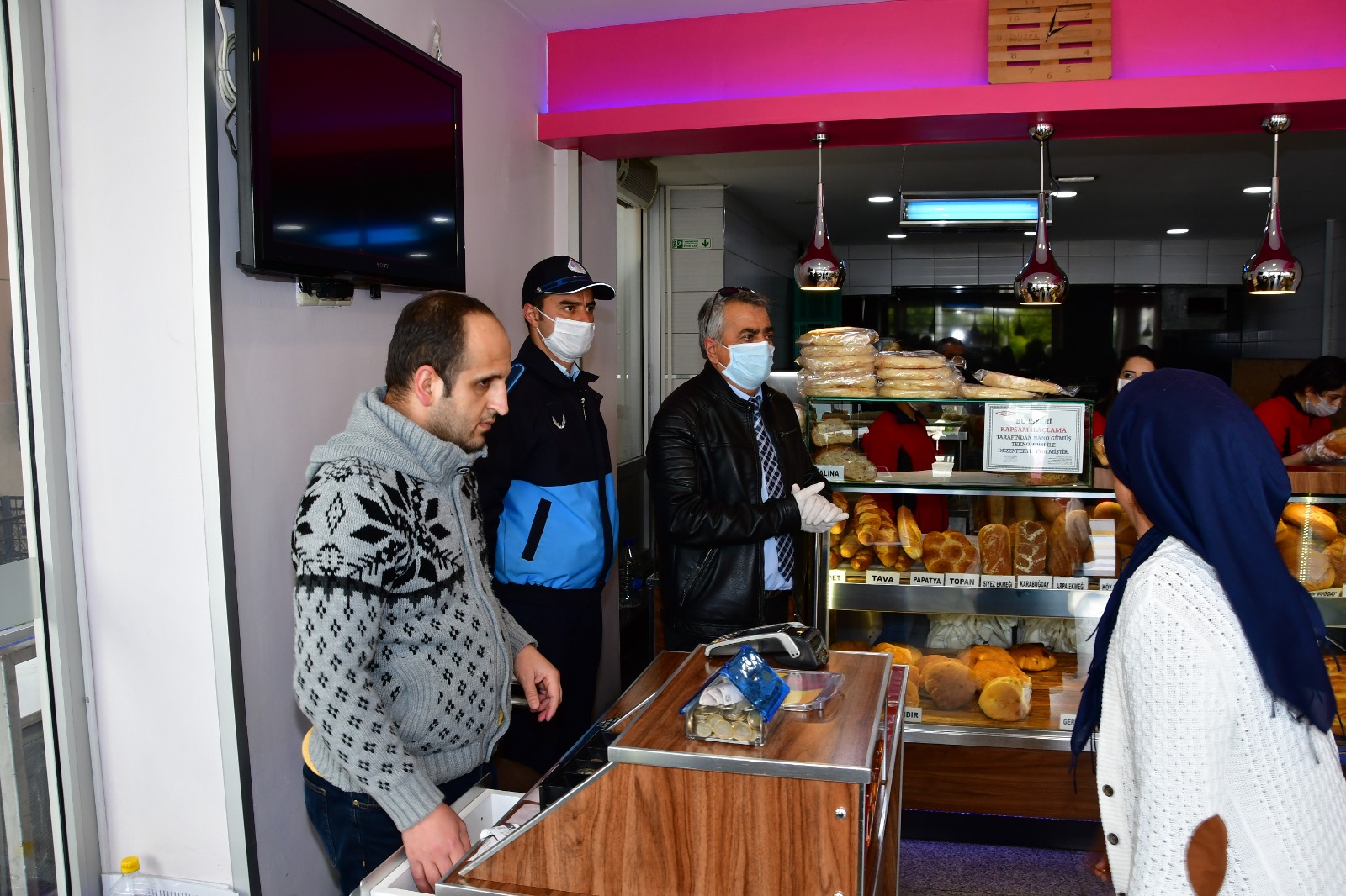 Narlıdere Zabıtası koronaya denetimlerini sürdürüyor... Canla başla çalışıyorlar!