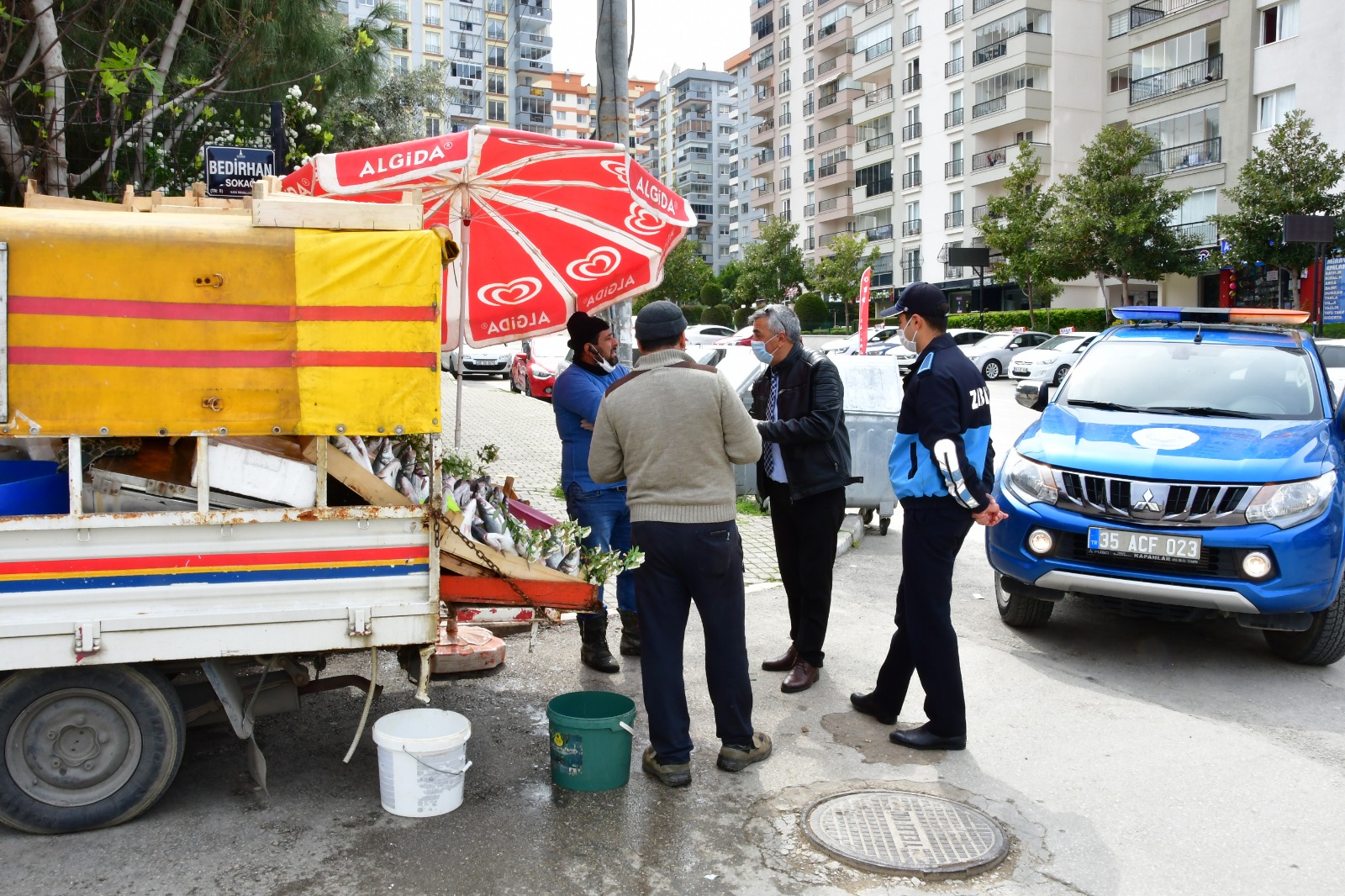 Narlıdere Zabıtası koronaya denetimlerini sürdürüyor... Canla başla çalışıyorlar!