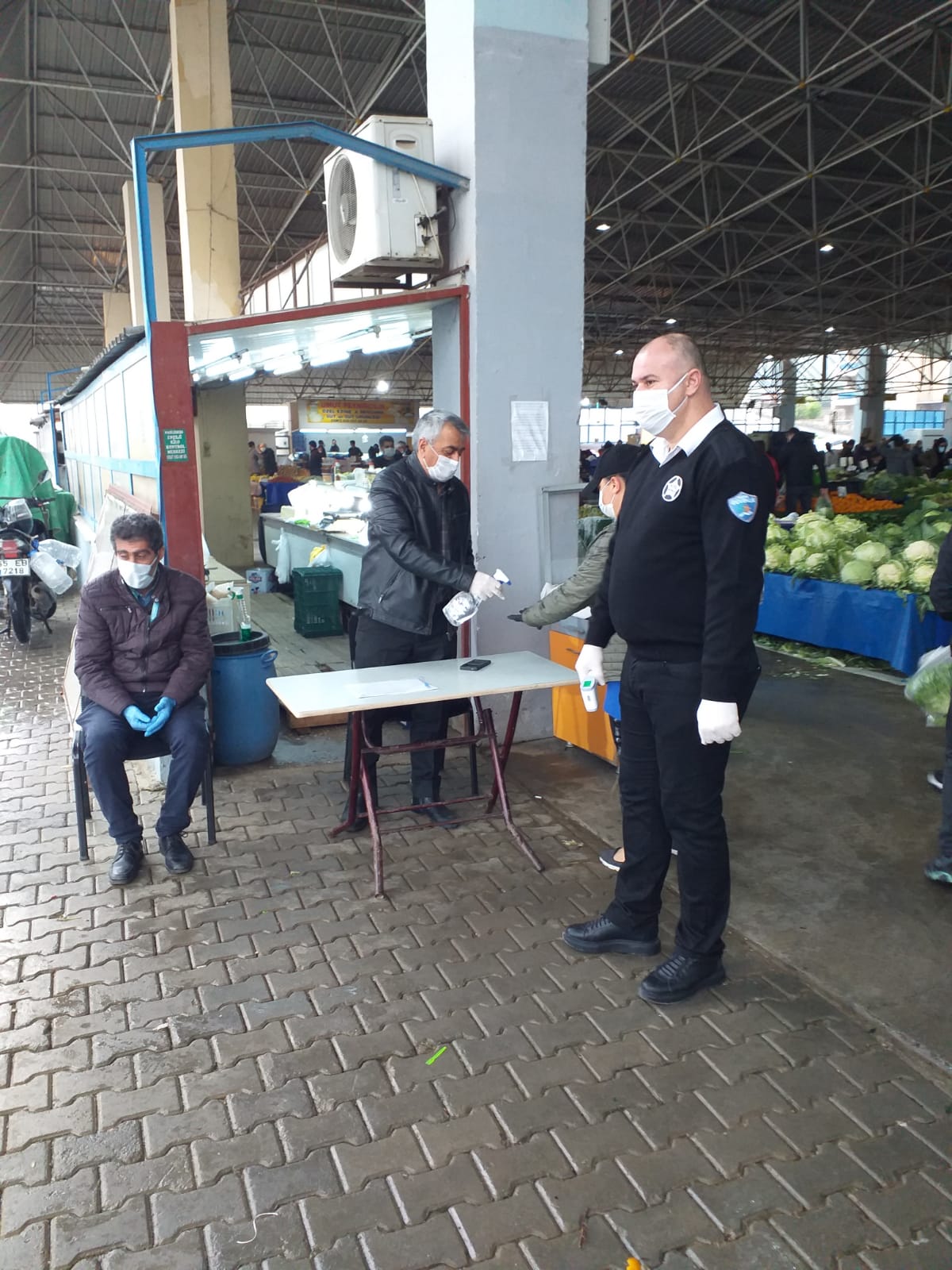 Narlıdere Zabıtası koronaya denetimlerini sürdürüyor... Canla başla çalışıyorlar!