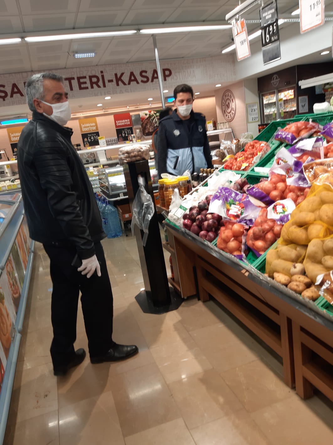 Narlıdere Zabıtası koronaya denetimlerini sürdürüyor... Canla başla çalışıyorlar!