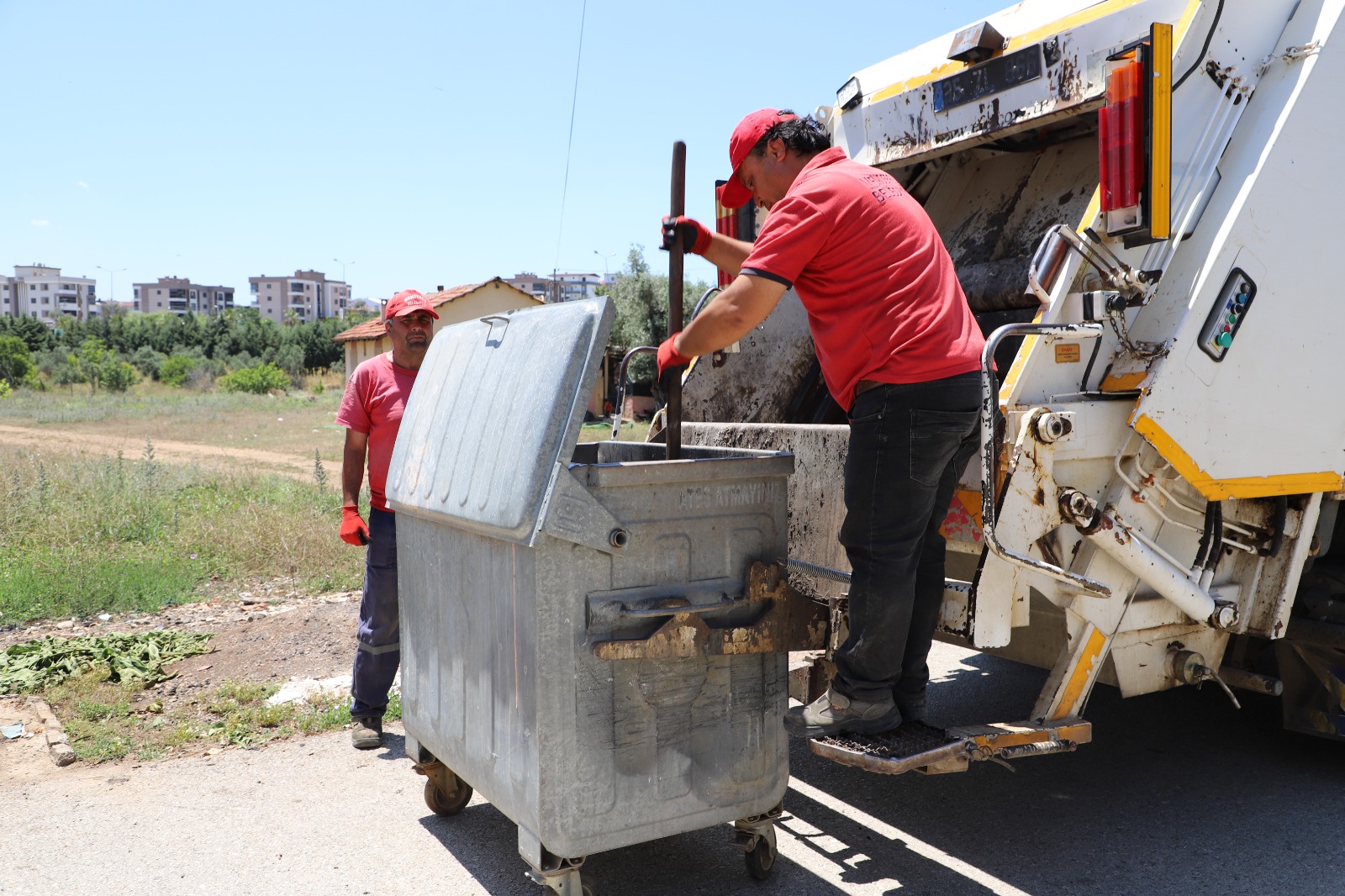 Menderes’te Çöp Konteynerlerine Bakım