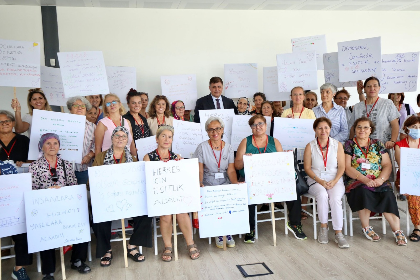 Başkan Tugay Karşıyakalı kadınlarla buluştu:    “Kadınların kent yönetiminde aktif olmalarını önemsiyoruz”