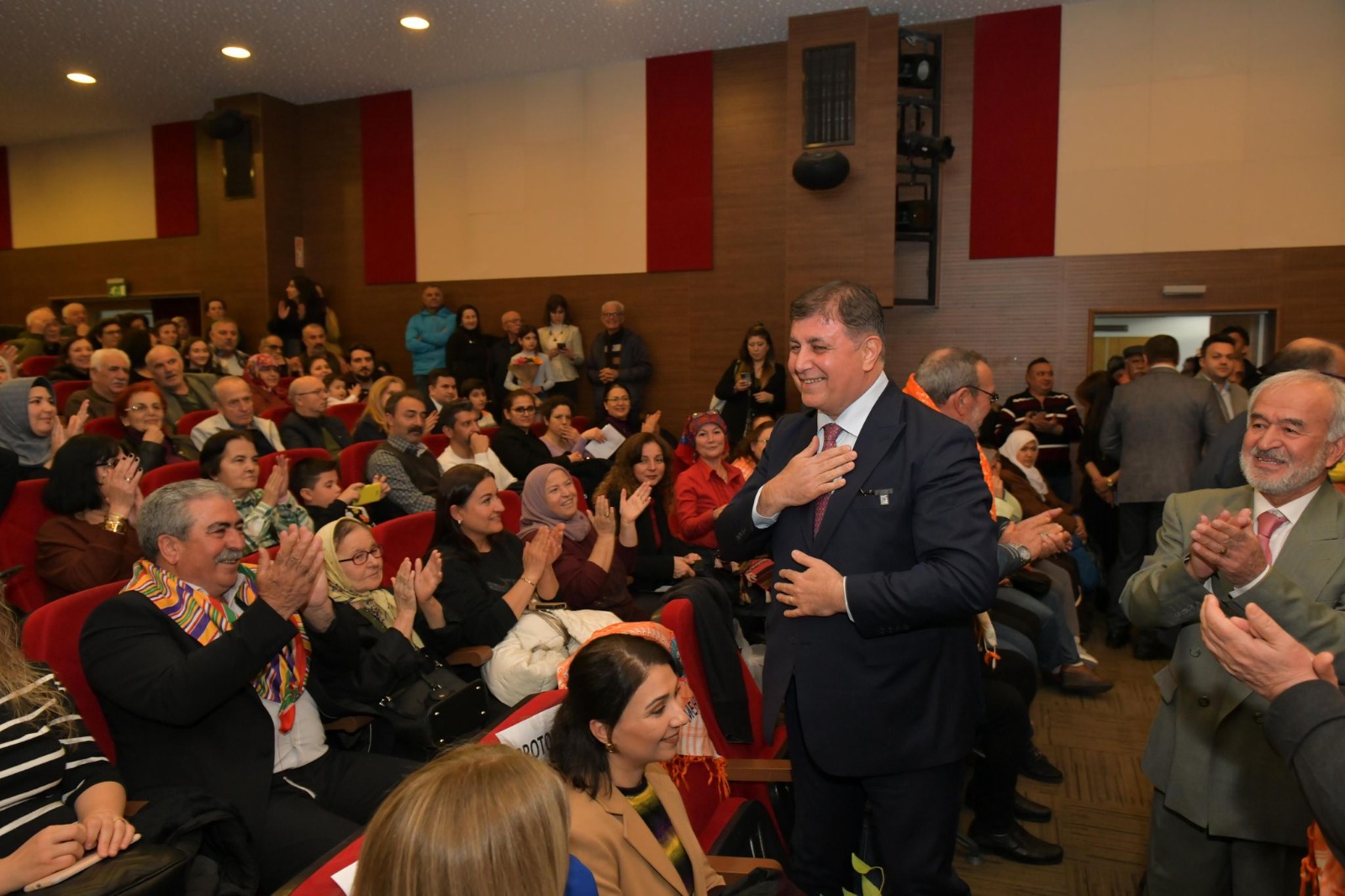 Başkan Tugay: Bundan sonraki türküleriniz inşallah dertli değil hep neşeli olsun