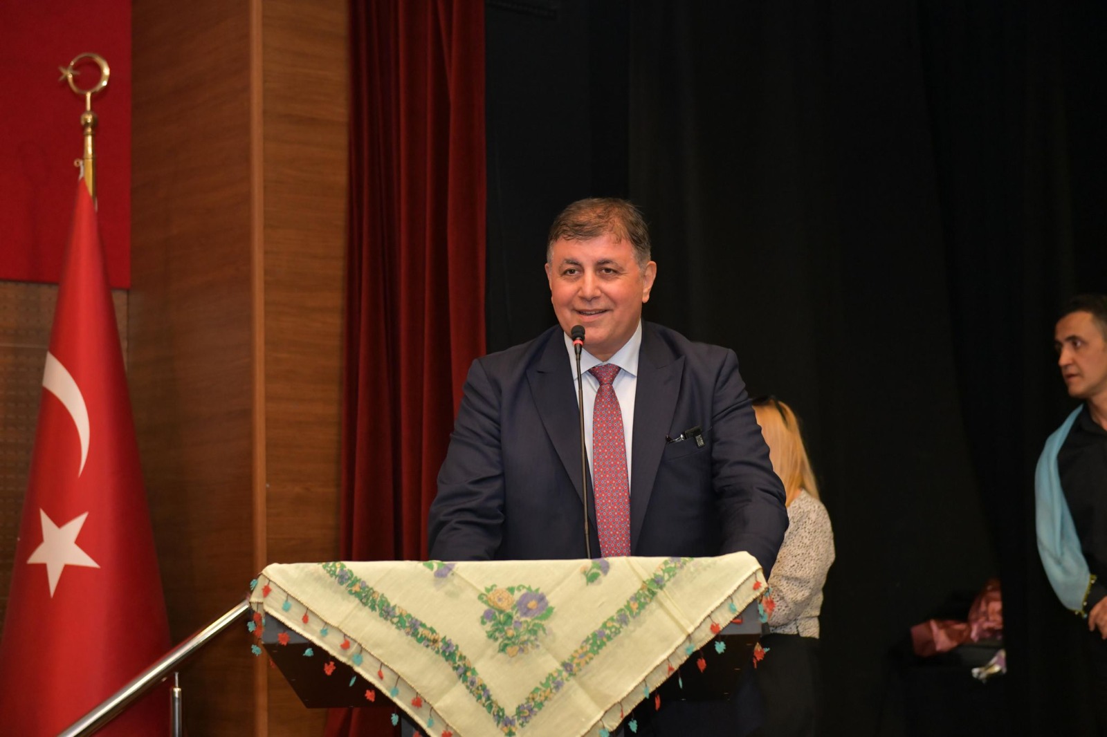 Başkan Tugay: Bundan sonraki türküleriniz inşallah dertli değil hep neşeli olsun