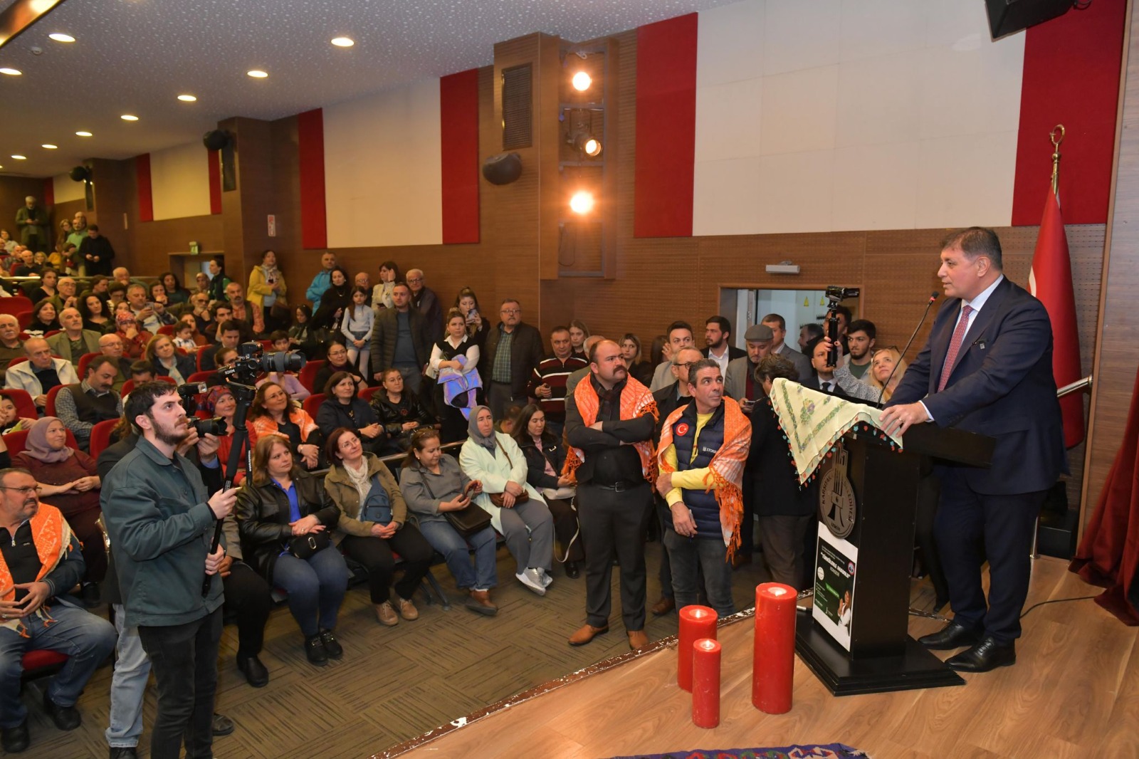 Başkan Tugay: Bundan sonraki türküleriniz inşallah dertli değil hep neşeli olsun