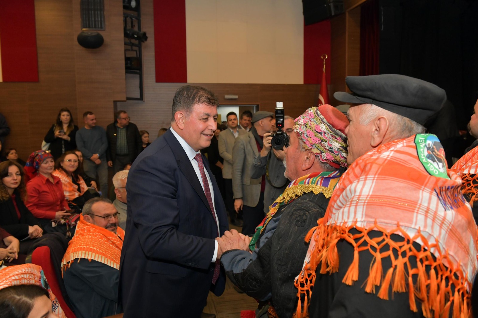 Başkan Tugay: Bundan sonraki türküleriniz inşallah dertli değil hep neşeli olsun