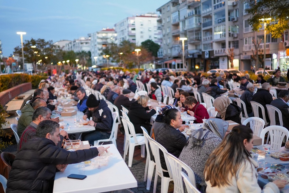 Çiftçioğlu’ndan Karşıyakalı çocukları ve ailelerini sevindiren projeler