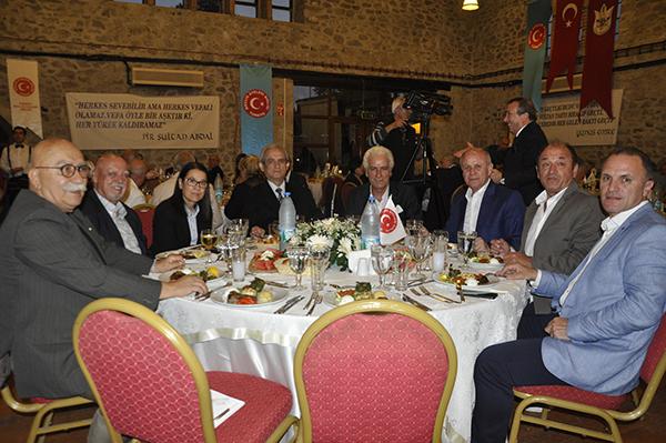 Siyasetin duayenleri Konak'ta buluştu