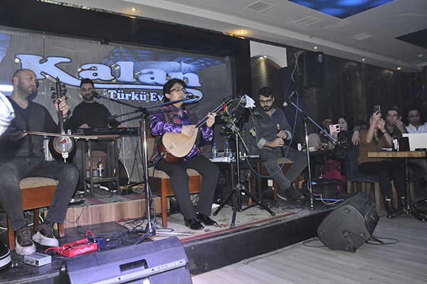 Güler Duman'dan Kalan Türkü evinde muhteşem performans