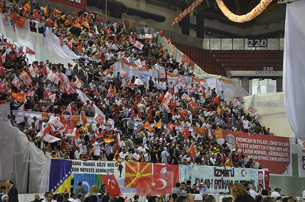"YOLLARI BÖLERİZ AMA TÜRKİYE'Yİ ASLA BÖLDÜRMEYİZ"