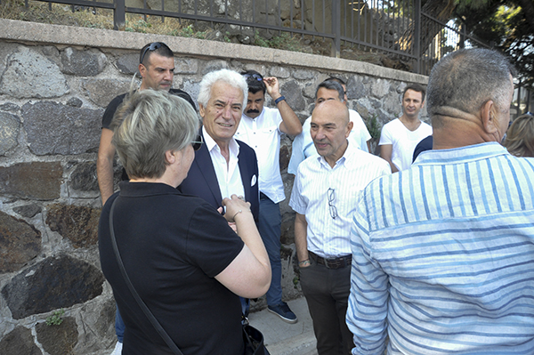 ELLERİYLE TEMİZLEYİP,  TELEFERİK MÜJDESİNİ TEKRARLADI