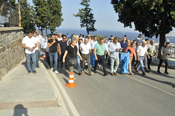 ELLERİYLE TEMİZLEYİP,  TELEFERİK MÜJDESİNİ TEKRARLADI