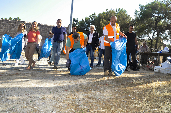 ELLERİYLE TEMİZLEYİP,  TELEFERİK MÜJDESİNİ TEKRARLADI
