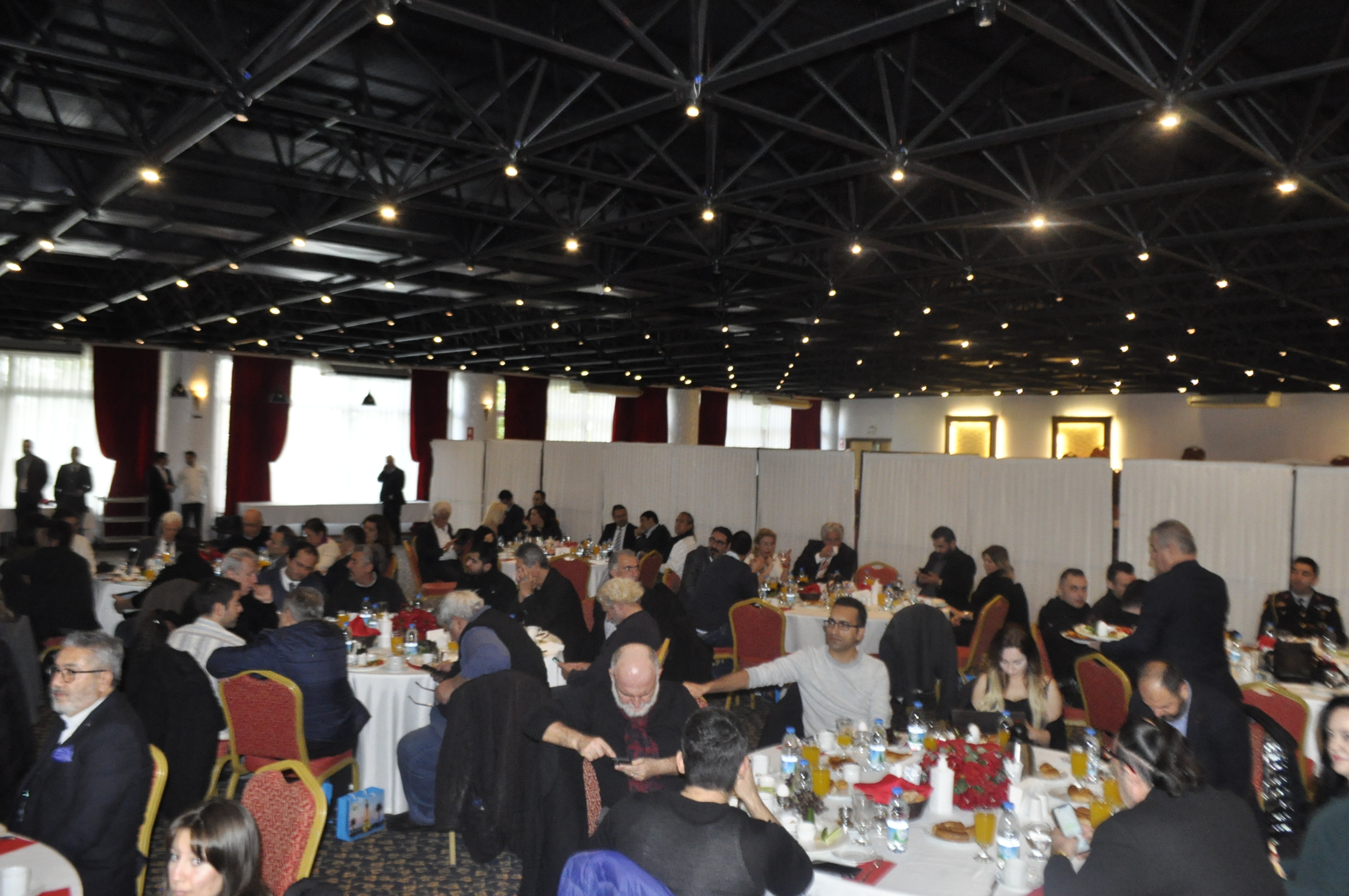 VALİ KÖŞGER: "MEDYA DEMOKRASİNİN VAZGEÇİLMEZİ"