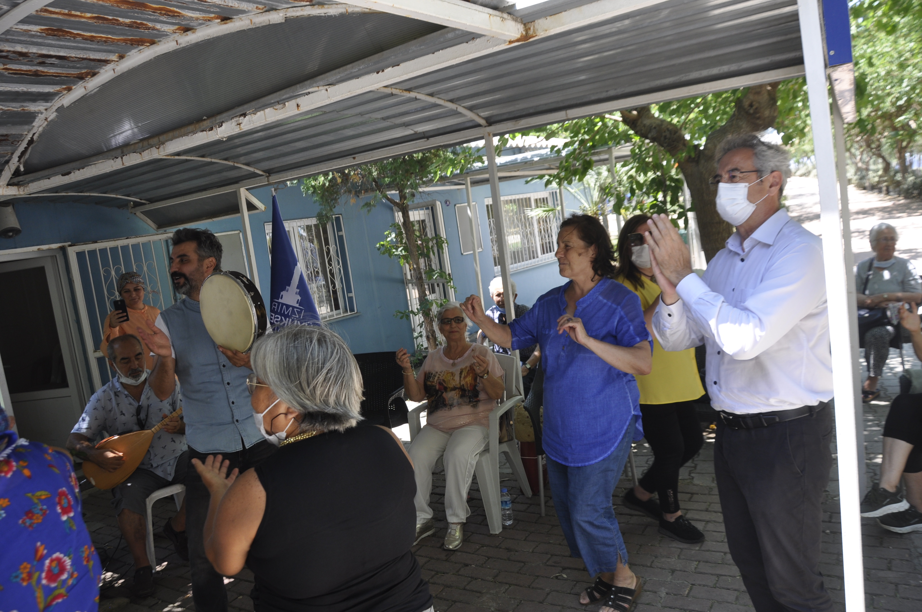 Sağlıklı Yaş Alma Dayanışma Merkezi ve Eğitim Şube Müdürlüğü insanlara hizmet etmeye devam ediyor