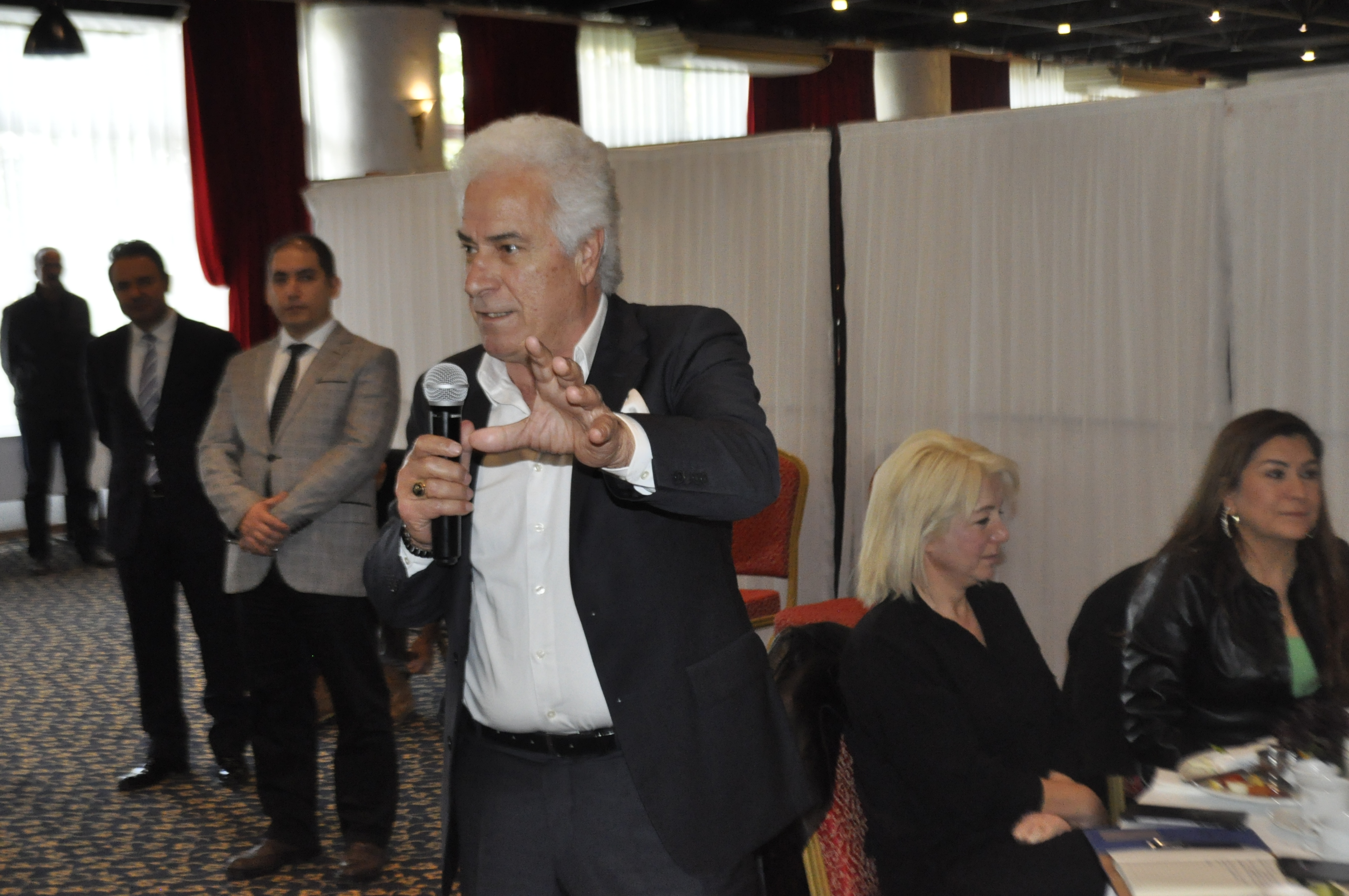 VALİ KÖŞGER: "MEDYA DEMOKRASİNİN VAZGEÇİLMEZİ"